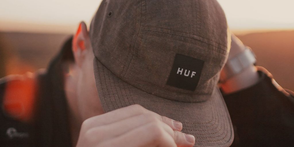 A fronte praceipitium